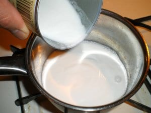 如何烹饪latik -把椰奶倒进锅里gydF4y2Ba
